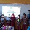 Edukasi Membuat Kerajinan Sampah Anorganik Berupa Botol Bekas Menjadi Tempat Pensil dan Pot Hias bersama Siswa SDN Sukamulya
