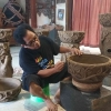 Dosen dan Mahasiswa Seni Rupa UM Berkreasi Vas Terakota Tanaman Hias untuk Elemen Estetik Desa Wisata Petungsewu