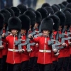 Sejarah di Balik Topi Bulu Hitam Tinggi Pasukan Penjaga Kerajaan Inggris