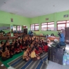 Mahasiswa KKN UM Melakukan Program Sosialisasi dan Pemberian Hadiah Berupa Celengan untuk Siswa SD Negeri 03 Purworejo, Kabupaten Malang