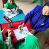 Mahasiswa KKN UM Membuat Prakarya dari Limbah Pelepah Pisang dengan Siswa TK di RA Harapan Dusun Bajulmati