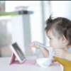 Bahaya Kebiasaan Memberikan Handphone Saat Anak Makan