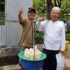 Kreativitas Penjual Buah Kelapa Muda di Vietnam