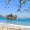 Program Gotong Royong KKN UM: Bersinergi Wujudkan Pantai Kondangmerak Bersih dari Sampah