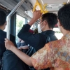 Makan di Dalam Bus BRT, Antara Tak Kuat Menahan Rasa Lapar dan Ikut Aturan