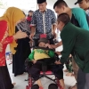 Peduli Kemanusiaan, H. Obon Tabroni Berikan Bantuan Dua Kursi Roda untuk Penyandang Disabilitas