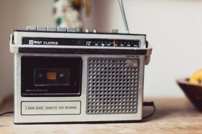 Radio Transistor Ayah dan Kisahku Jatuh Cinta dengan Radio