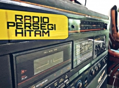 Radio Persegi Hitam, Tongkrongan Telinga Remaja Rumahan