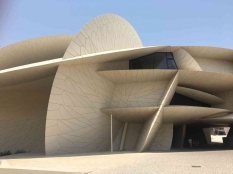 Pesona National Museum of Qatar yang Berbentuk Mawar Padang Pasir di Doha