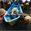 Nelayan "Menari" di Tengah Badai