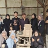 KKM Kelompok 62 UIN Malang Belajar Bersama Produksi Gagang Raket Desa Gunungrejo