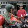 Aksi Heroik Babinsa Koramil 1408-11/Biringkanaya Bantu Evakuasi Warga Korban Banjir BTN Kodam 3 Kelurahan Katimbang