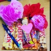 Coklat Valentine dan Kartu Berhiaskan Bunga
