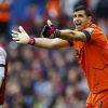 Blunder Fatal Emiliano Martinez Bawa Arsenal Kembali ke Puncak Klasemen Liga Inggris
