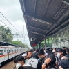 KRL Mati Listrik di Stasiun Pasar Minggu Baru, Penumpang Kepanasan Sampai Keluar Gerbong Kereta