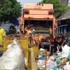 Truk-Truk Terbuka Menebarkan Sampah Kota