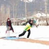Wanita Bermain Kriket di Atas Salju di Jammu dan Kashmir