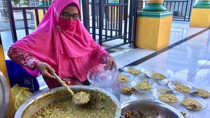 Berbuka Puasa dengan Bubur Pedas