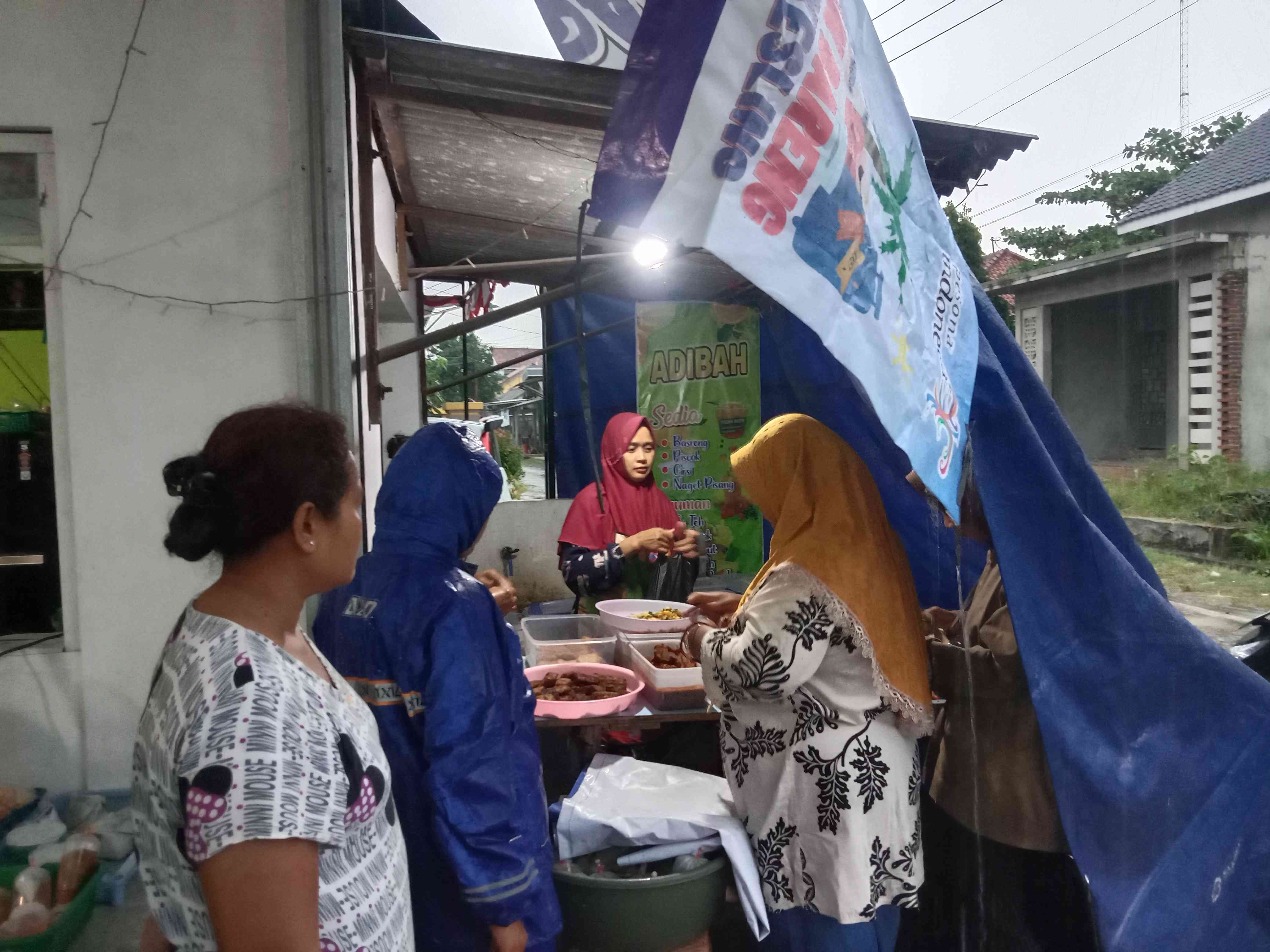Hujan Turun Sore Hari dan Pedagang Ramadhanan pun Menangis