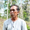 Langkah Sunyi Sang Penjaga Hutan dari Kampung Pesayan
