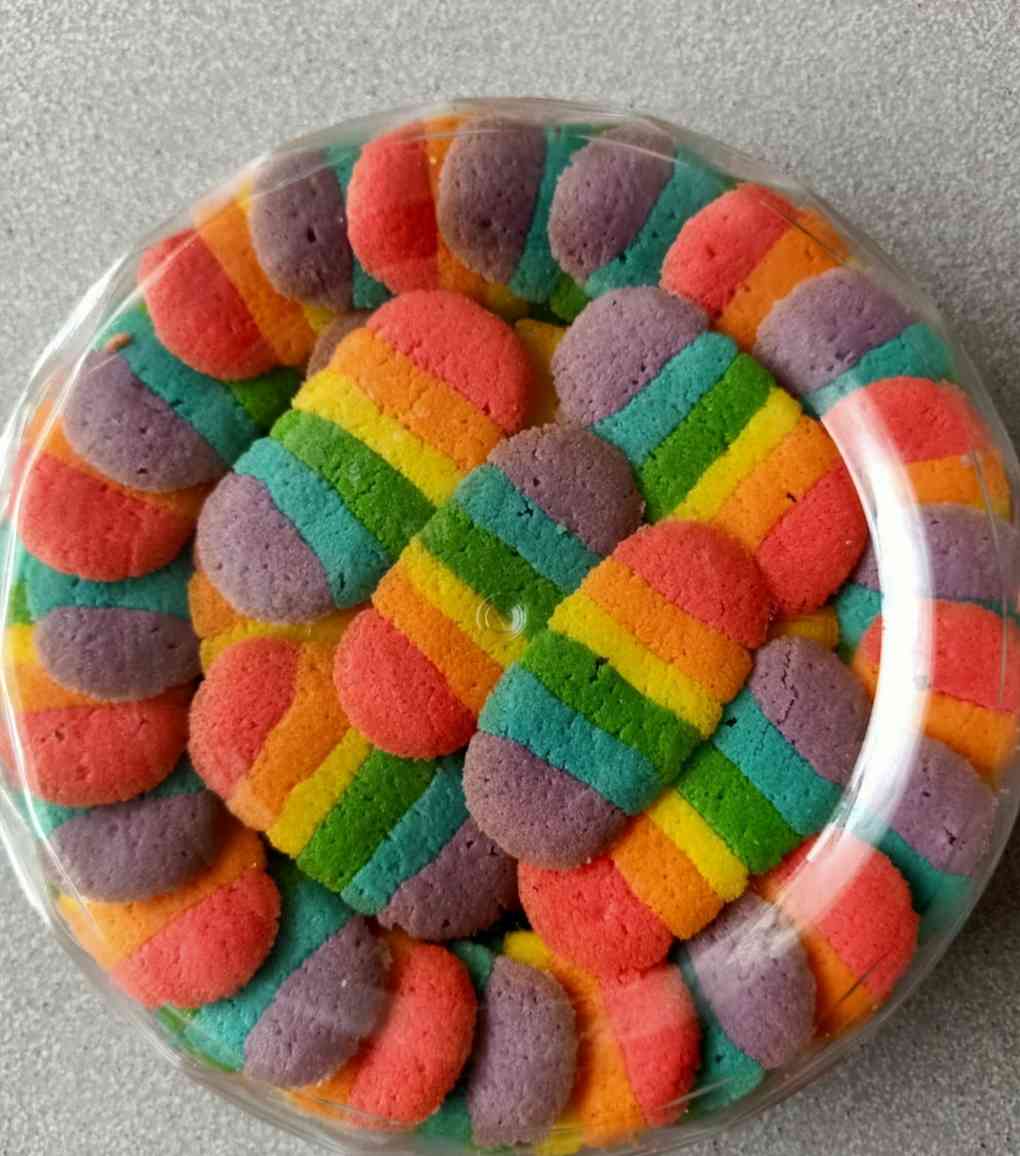 Varian Unik Kue Lebaran "Lidah Kucing Rainbow"