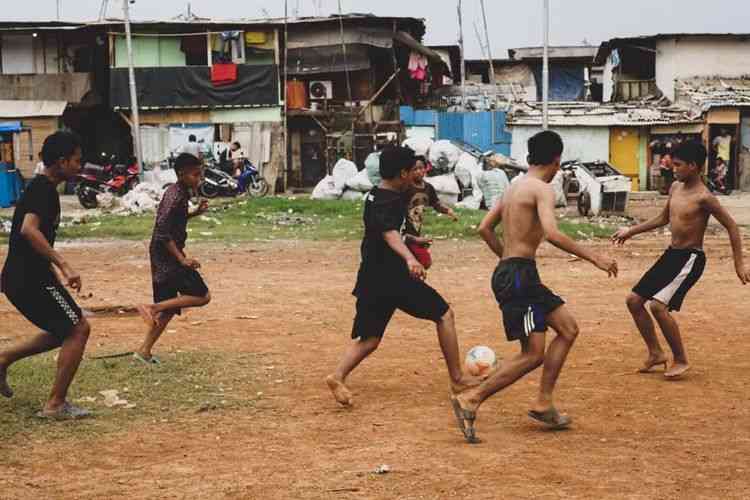 Main Bola, Berebut Tanda Tangan, dan Jaburan di Bulan Ramadhan