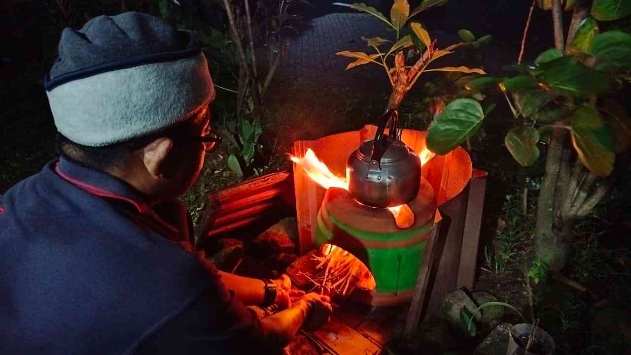 Menikmati Sahur Outdoor Sambil Masak Mie Kuah dengan Kayu Bakar