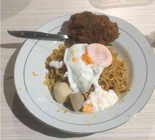 Asyiknya Sahur dengan Mie Instan Rasa Rendang Plus Ayam Goreng ala KFC