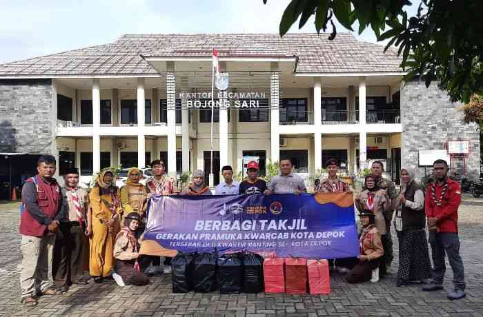 Bergerak Tebar Kebaikan, Pramuka Kwarran Sawangan Bagikan Takjil untuk Anak Yatim