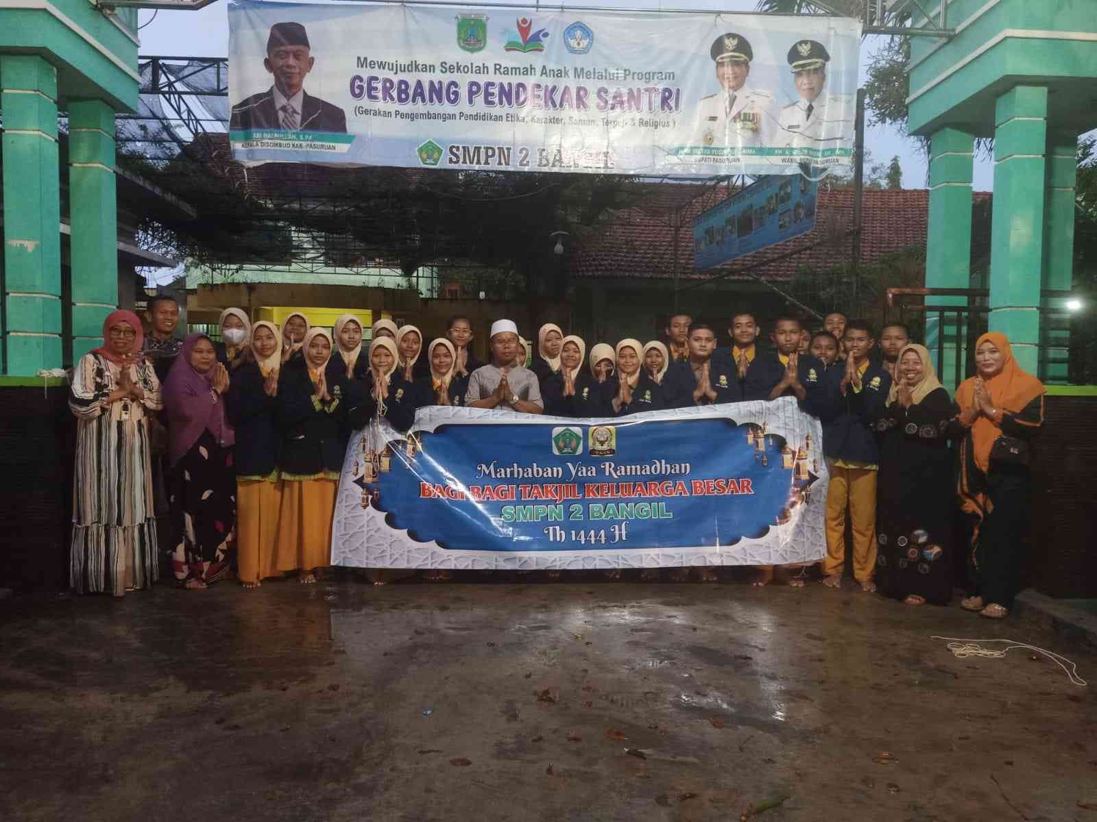 Indahnya Berbagi Takjil walau Hujan Tak Menghalangi