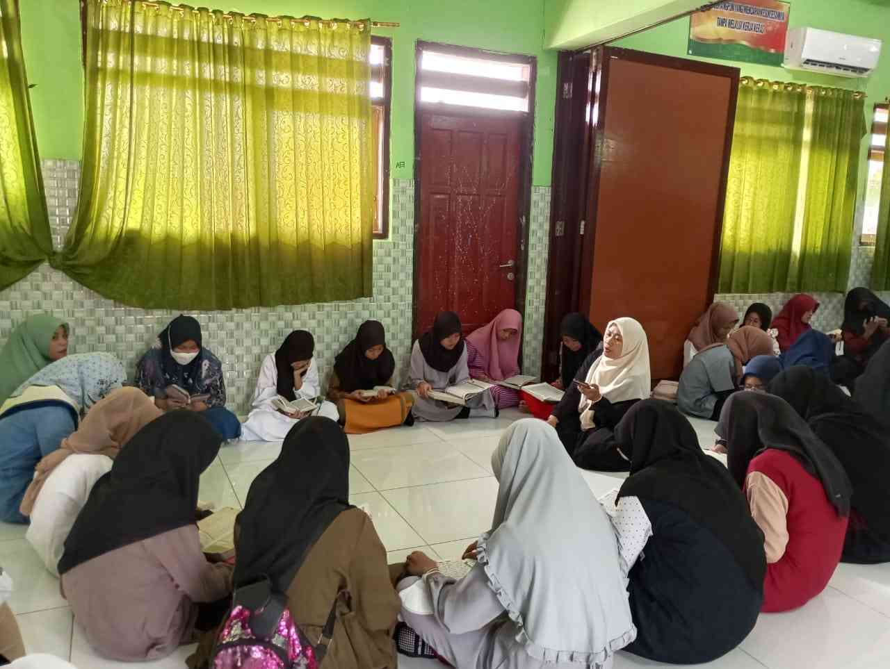 Tadarus Al-Qur'an Terbimbing bersama Para Santri Pondok Ramadan