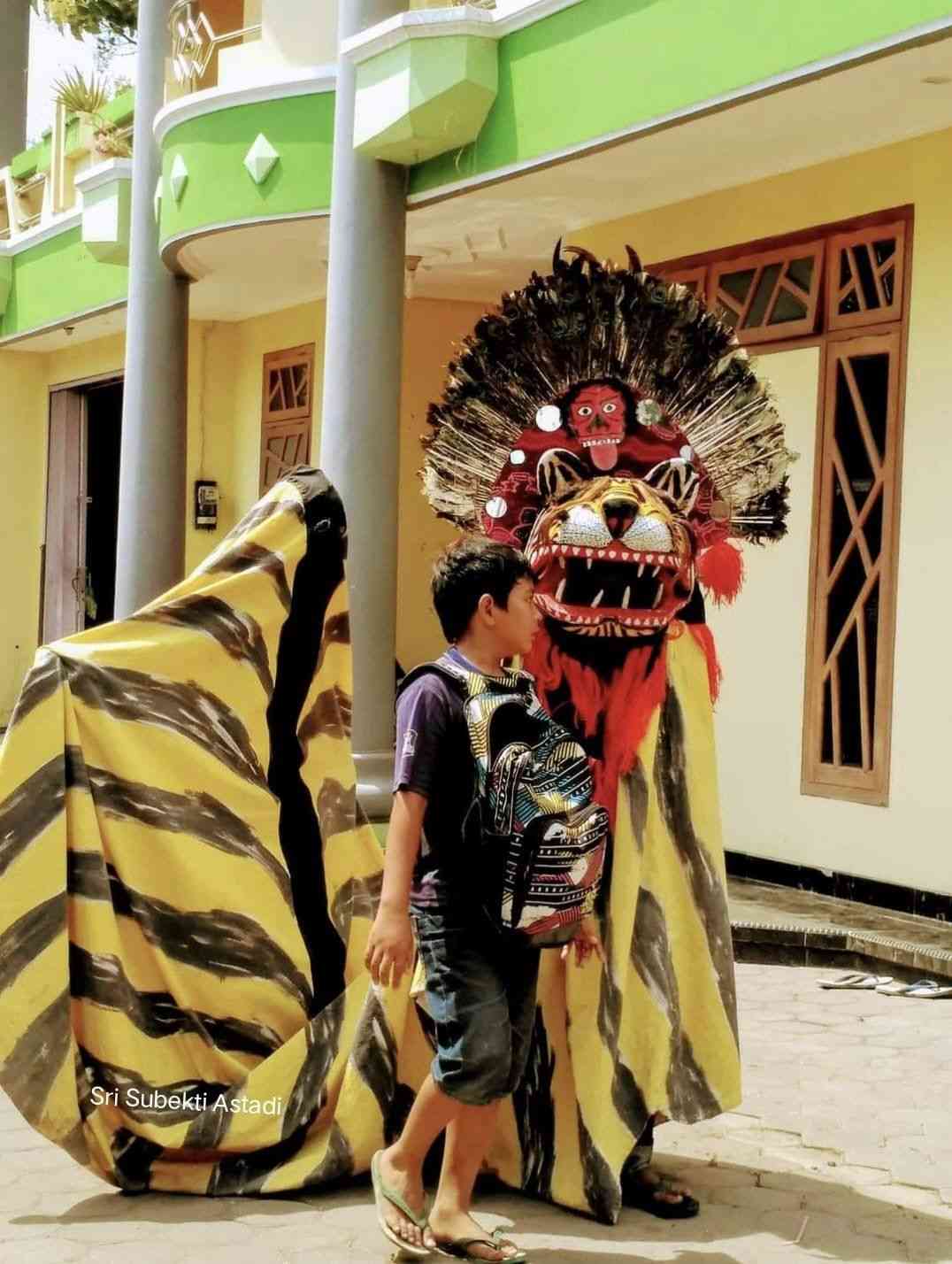 Kesenian Barongan Jadi Hiburan Unik Saat Sahur di Desaku