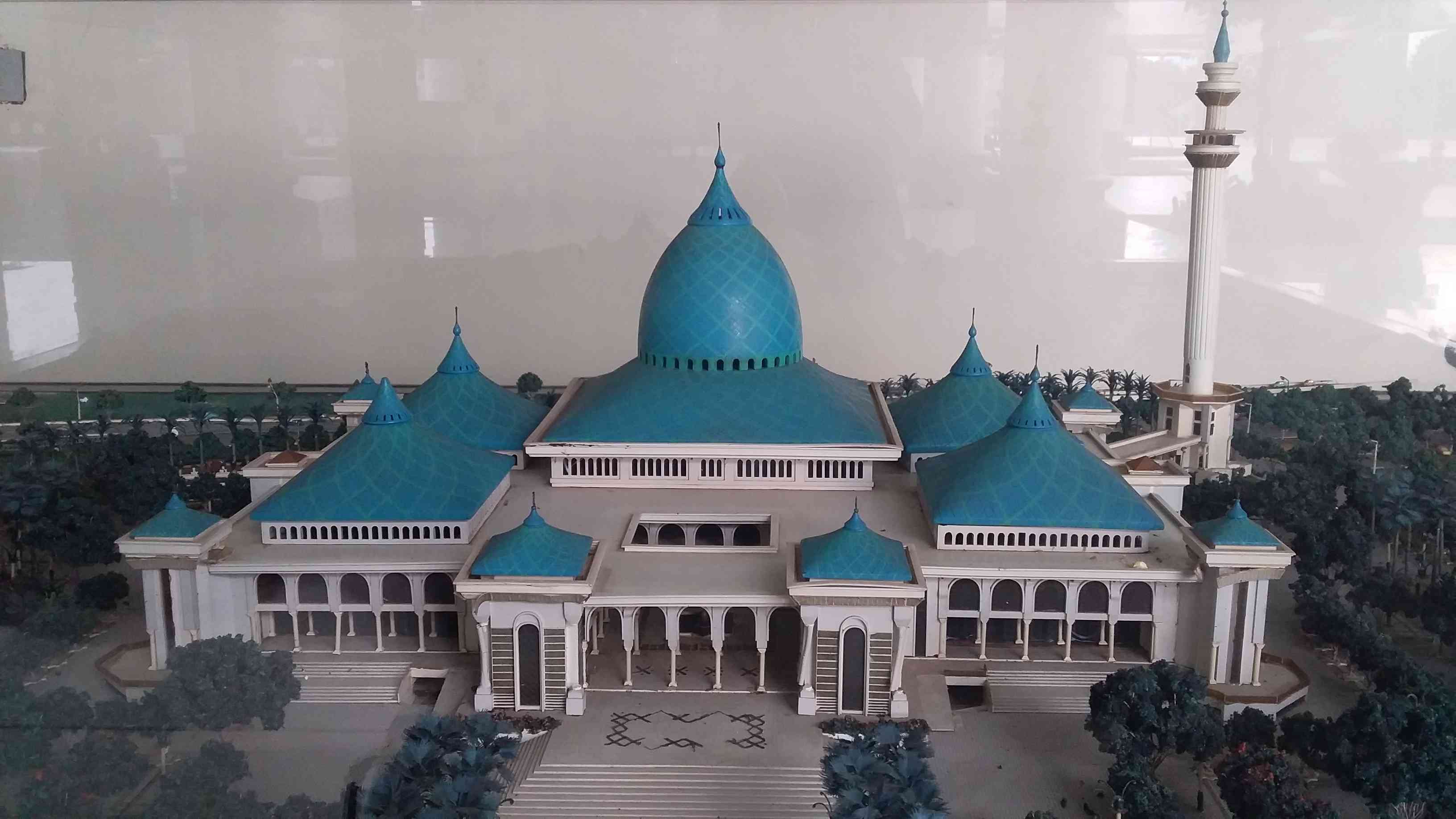 Masjid Al-Akbar, Masjid Kebanggaan Arek Suroboyo