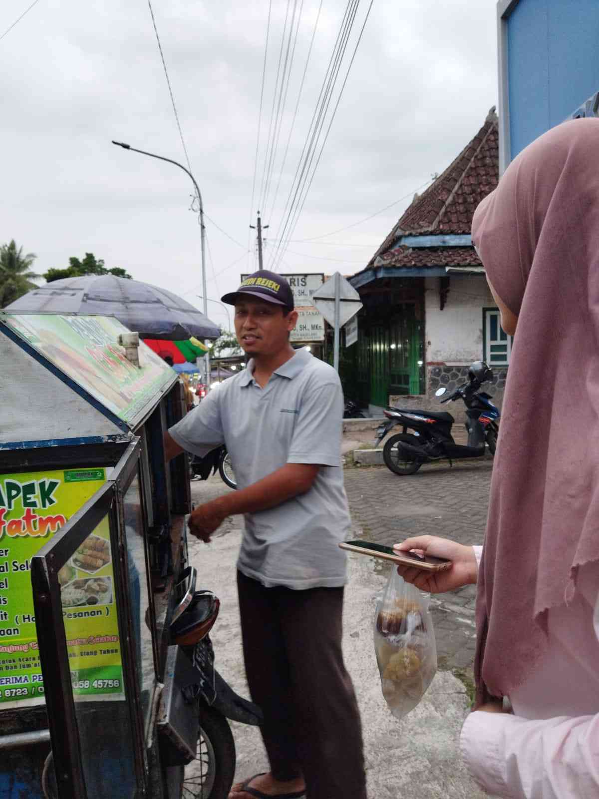 Kemeriahan Berburu Takjil di Pasar Ngluwar