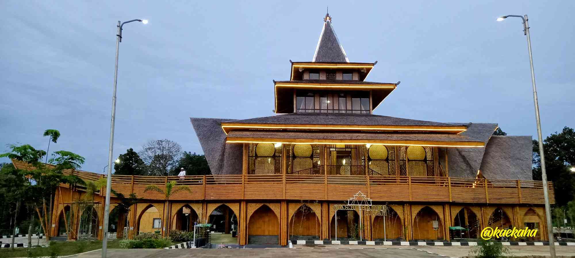 Terpesona Desain Unik dan Nyentrik Masjid Bambu Kiram di Kalimantan Selatan