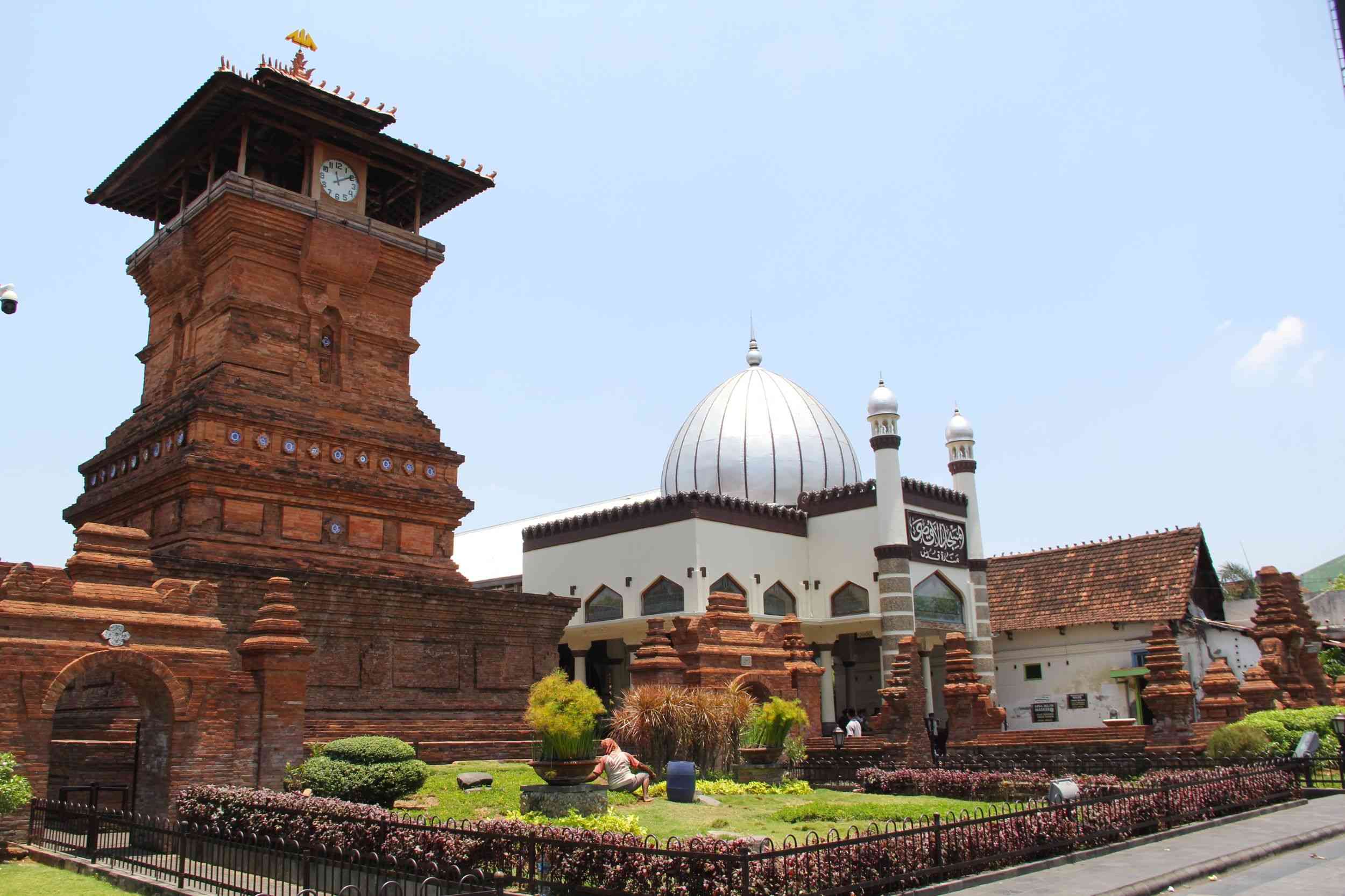 Menelisik Toleransi dan Persatuan Umat Beragama di Masjid Menara Kudus