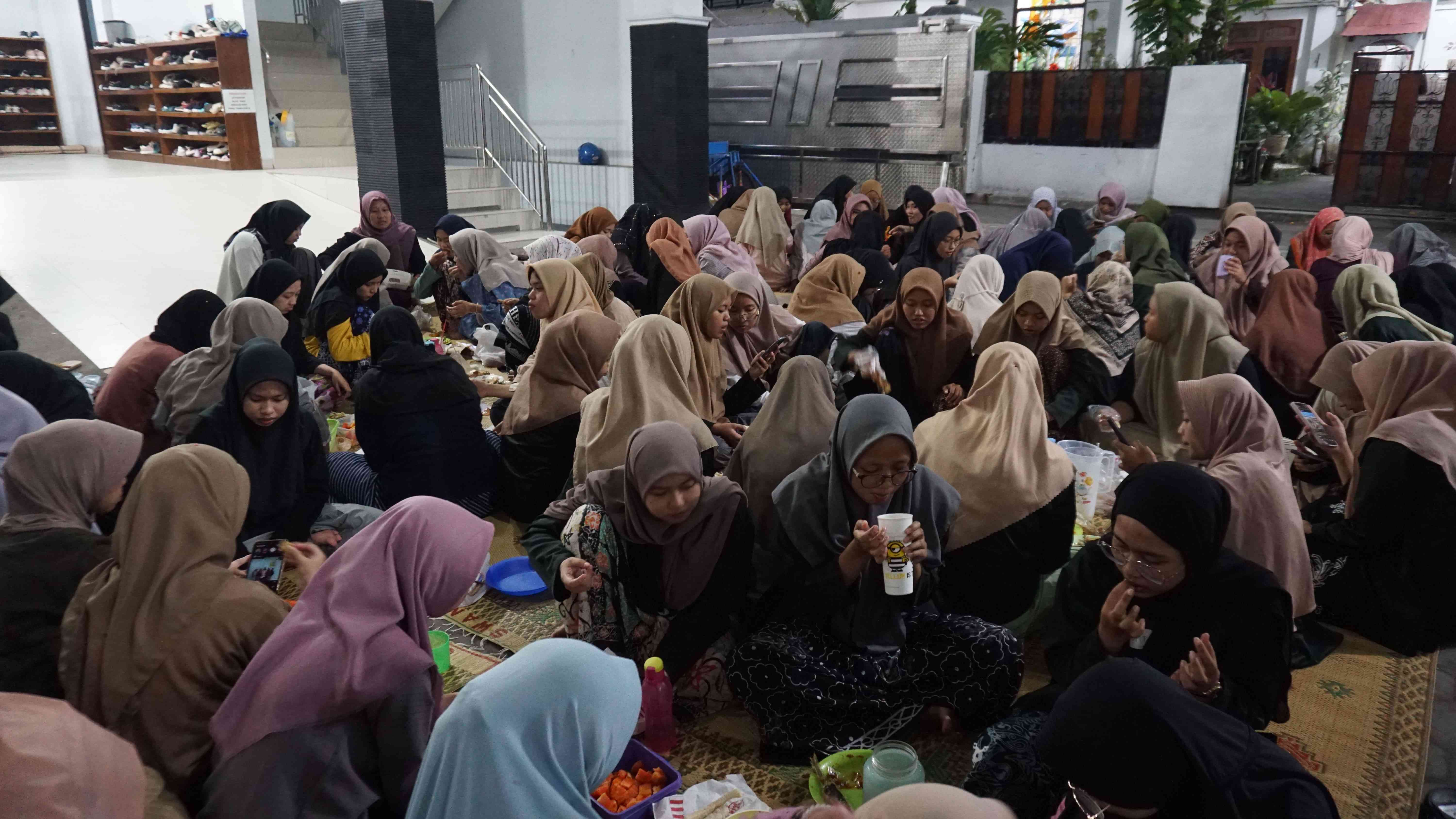 Serunya PKR Komplek Q : Ada Bukber Gratis Loh!