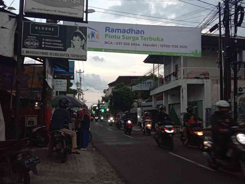 Berburu Aneka Takjil di Jalan Santri, Ada Apa Saja?