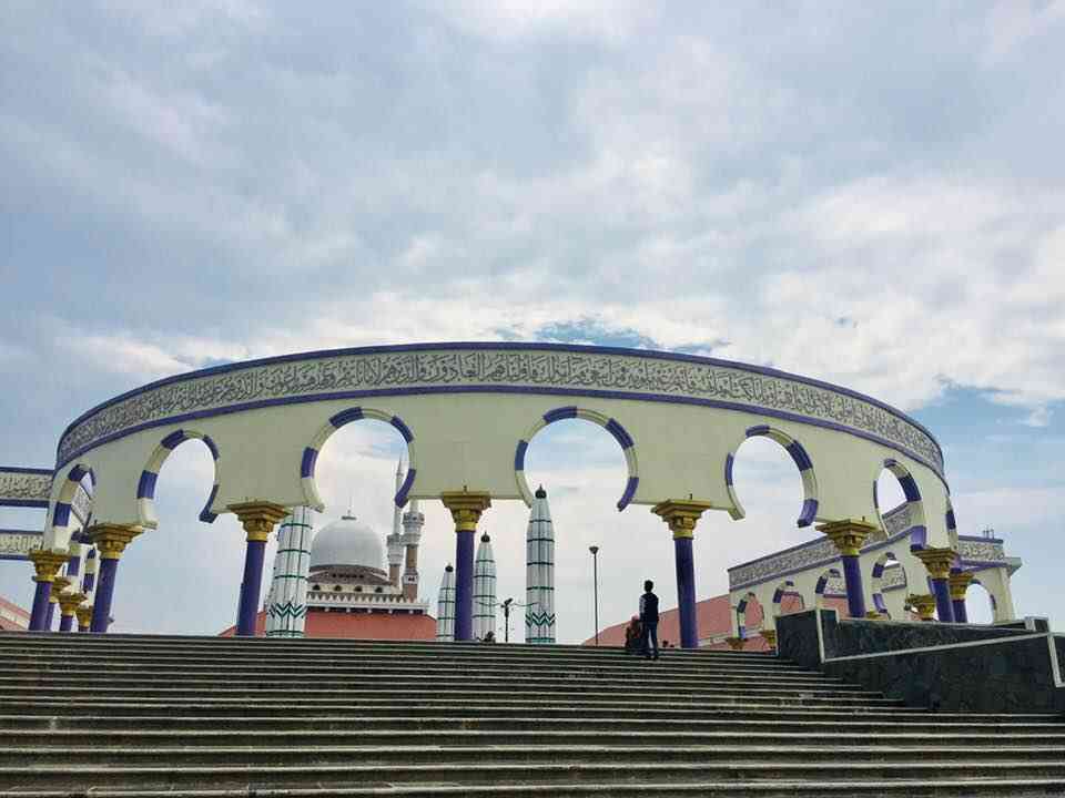 Masjid Unik Dengan Pilar-Pilar Colloseum