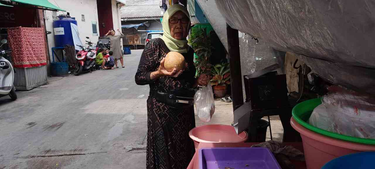 Kisah Inspiratif: Belajar Ikhlas dari Seorang Janda Penjual Kelapa Parut