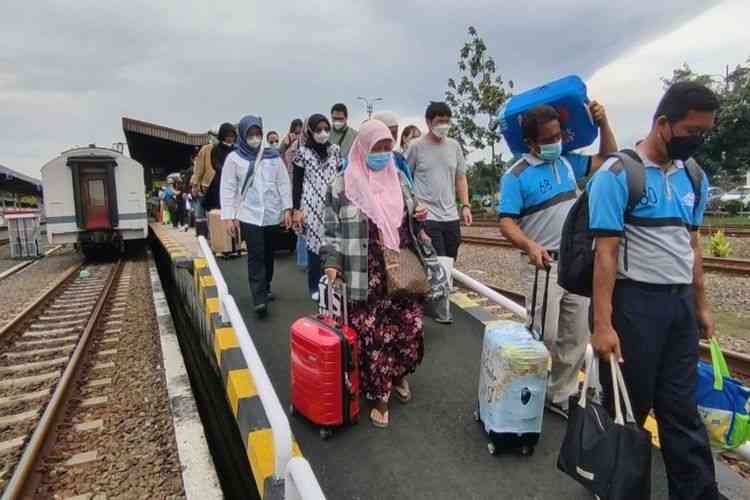 Buruh yang Terlihat Gagah Hanya saat Mudik