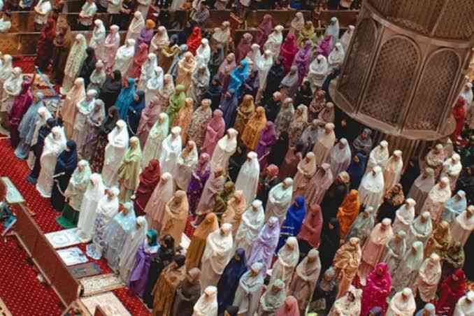 Outfit Shalat Tarawih Haruskah Diperhatikan? Dan Larangan Khusus bagi Wanita saat Memilih Shalat di Mesjid