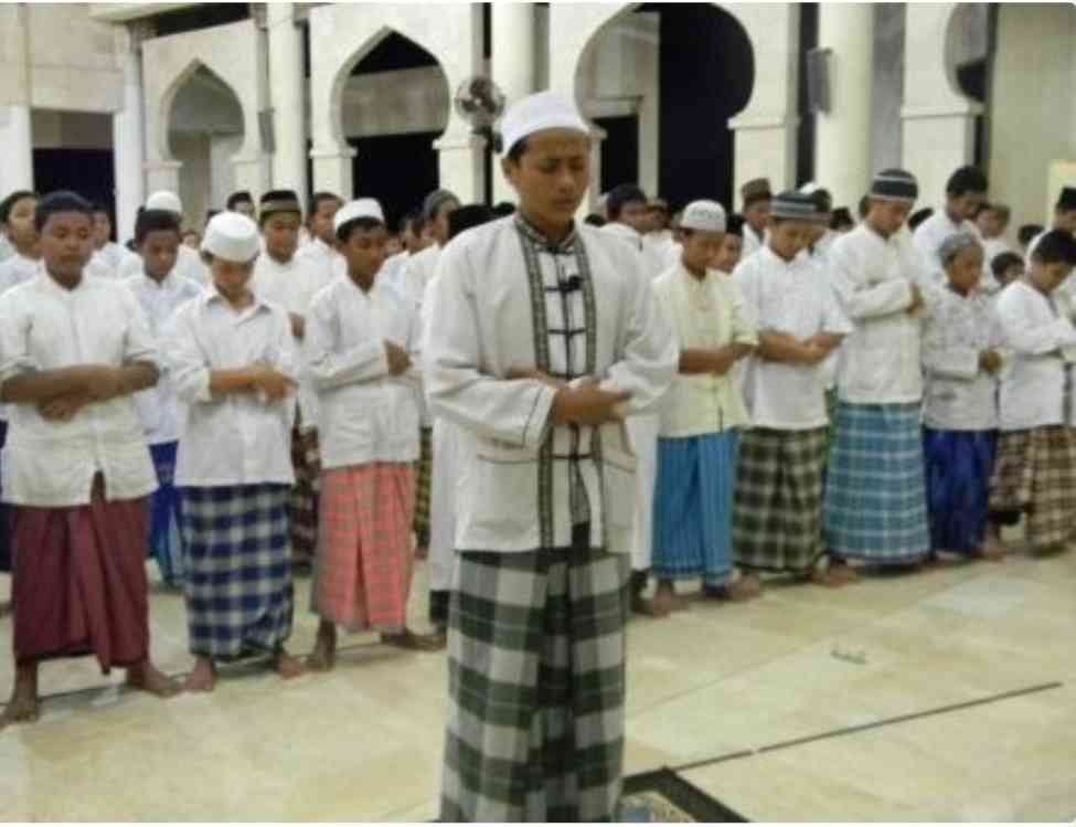 Penting Memperhatikan Etika Berpakaian Saat Sholat Berjamaah