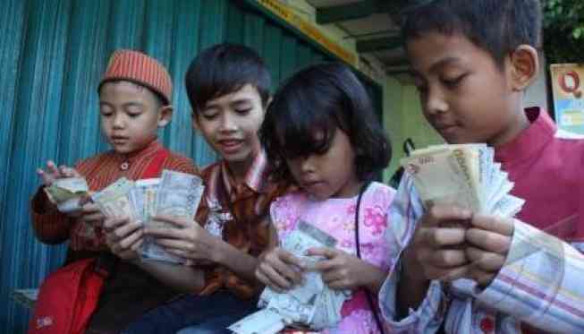 Inilah Makna "Salam Tempel" Tradisi Memberikan Angpao Kepada Anak-anak di Hari Lebaran