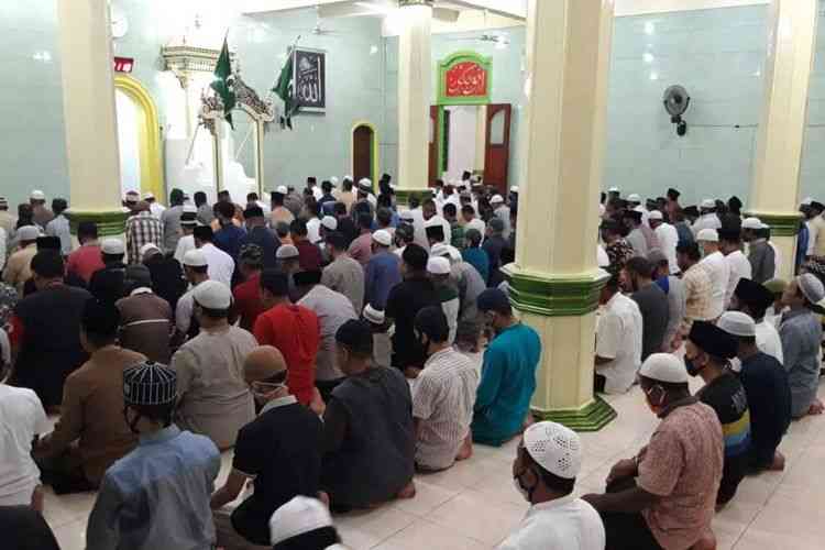 Kiai Super Senior Melarang Jemaah Pria Salat Menggunakan Celana Panjang