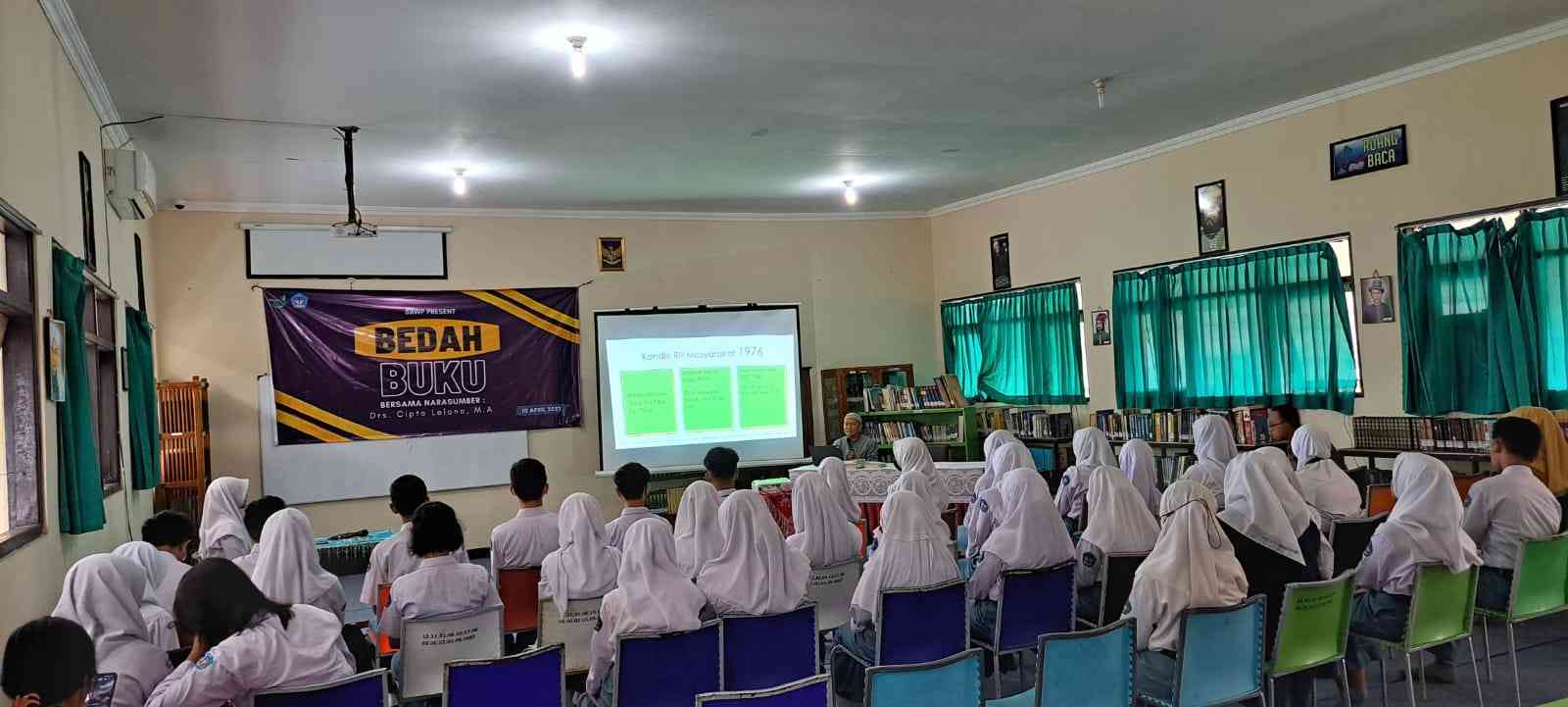 Asah Pena Literasi di Bulan Puasa, SBWP SMAN 5 Magelang Bedah Buku Rajutan Asa Anak desa