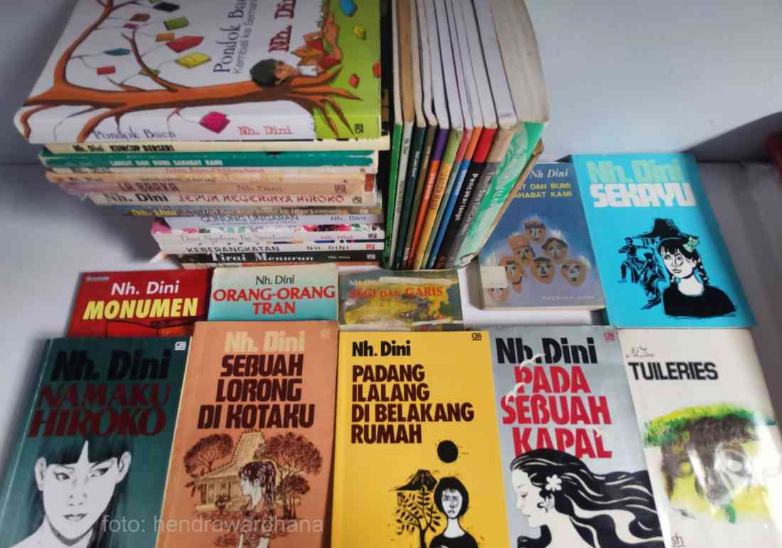 Asyiknya Menyelami Imajinasi Sampul-sampul Klasik Nh. Dini