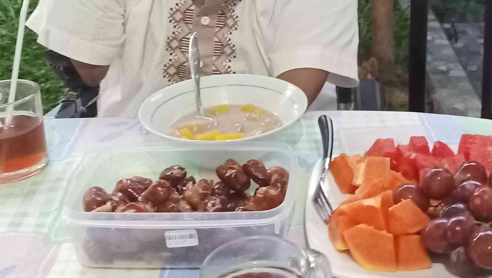 Berbuka Puasa dengan Makanan Manis, Buah dan Kurma Solusinya