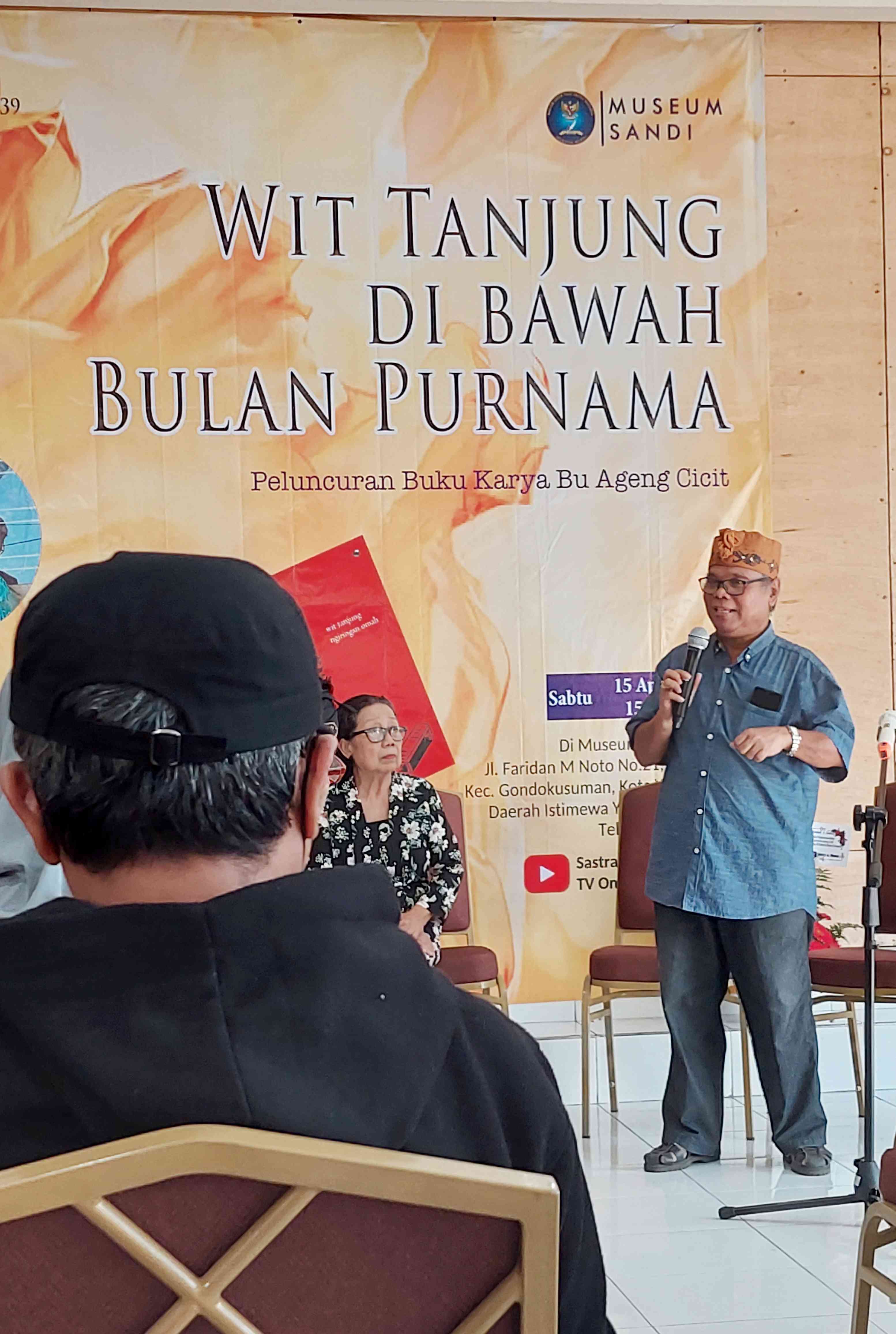 Kebersamaan Bukber di Bawah Pohon Tanjung Samping Rumah