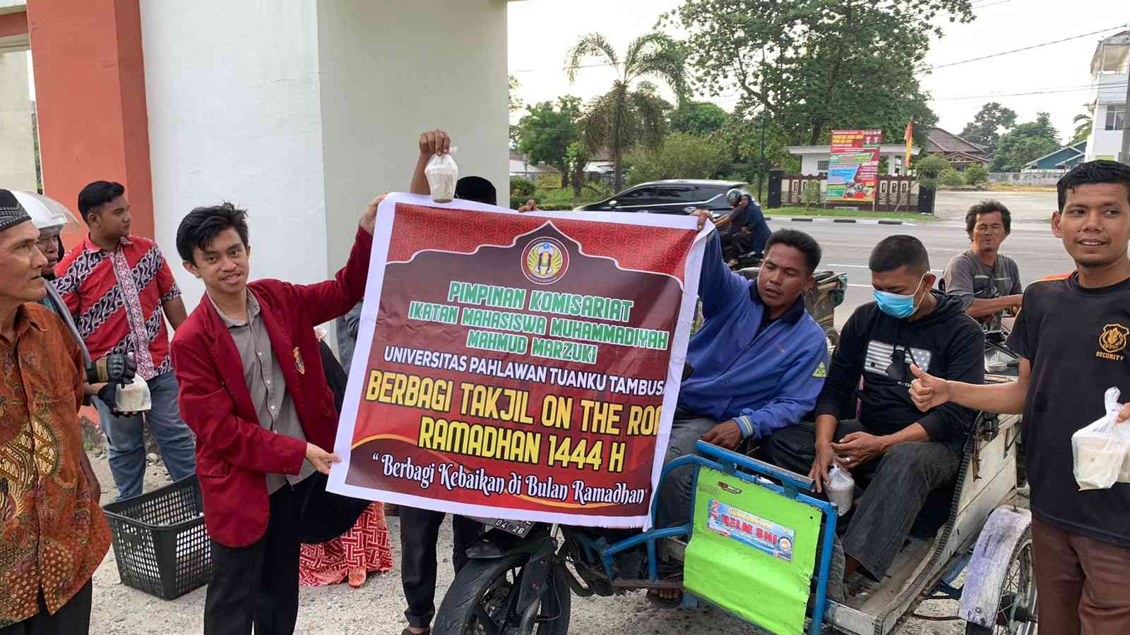 Implementasikan Nilai Humanitas, PK IMM Mahmud Marzuki Adakan Berbagi Takjil On The Road Ramadhan 1444 H